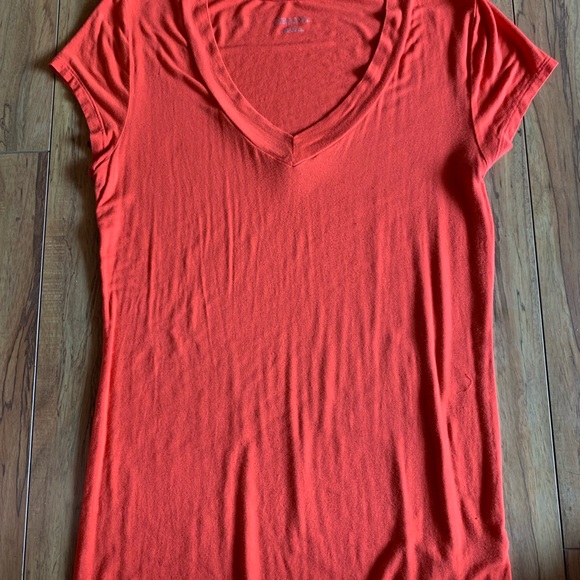 Two Basic tee’s - Picture 3 of 4